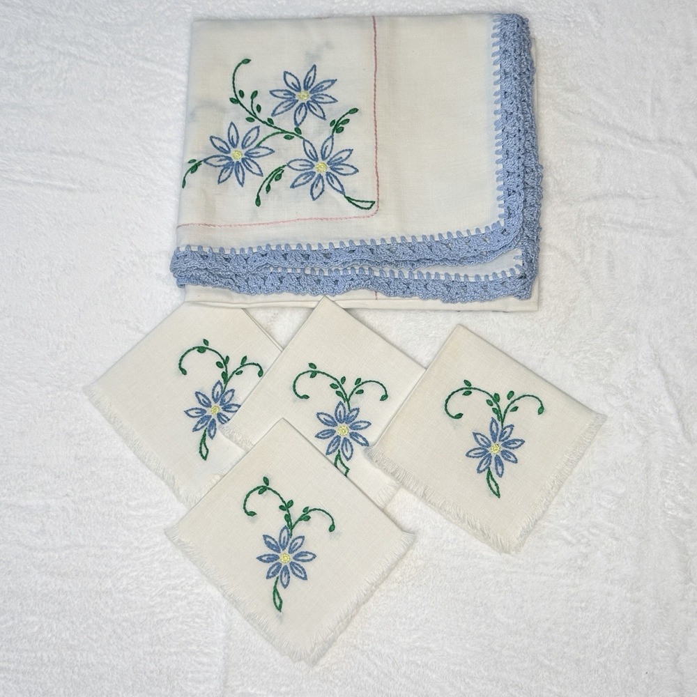 VTG Embroidered Blue White Floral Table Topper 31x38 & 4 Napkins Crochet Trim
